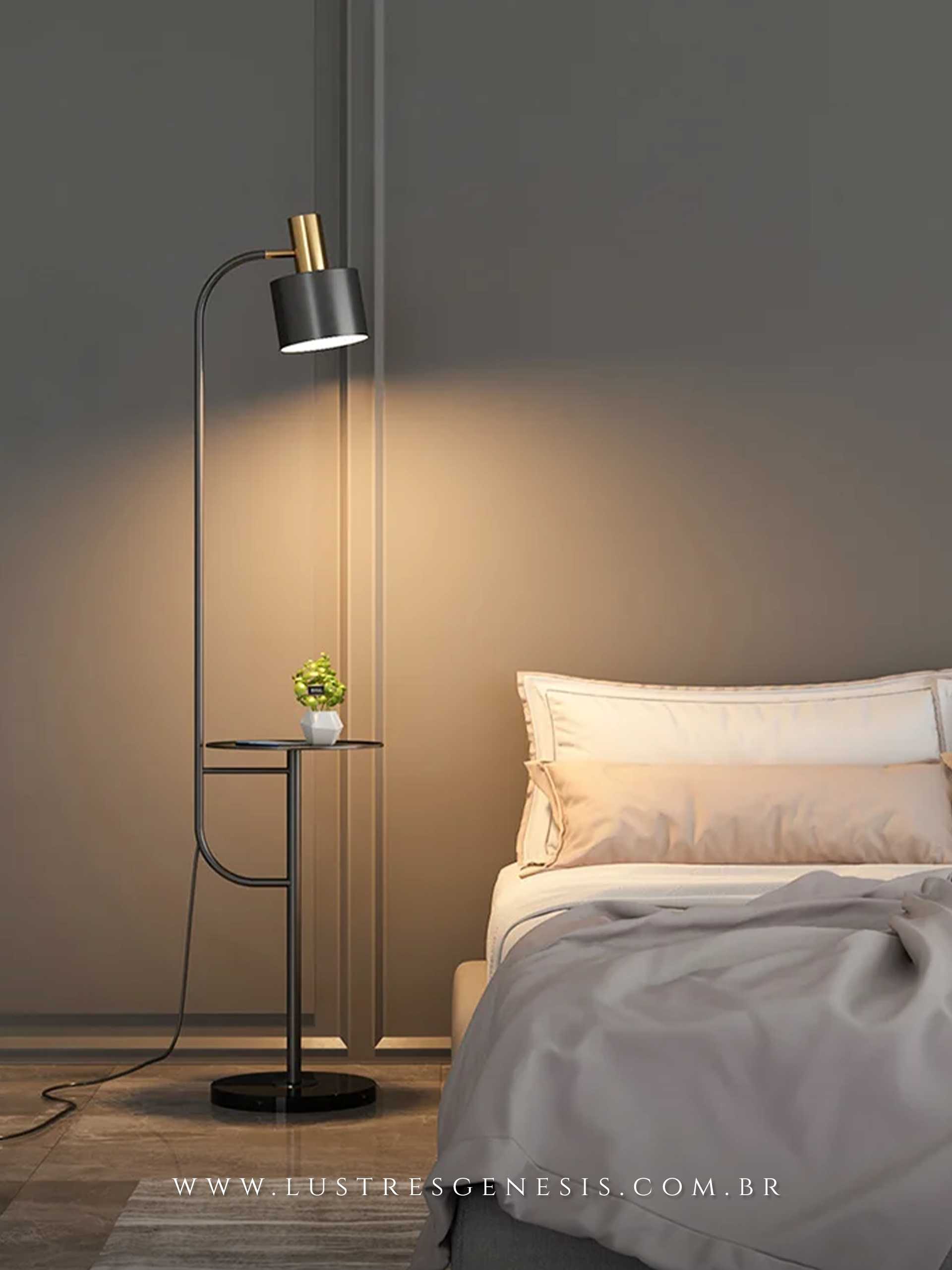 Luminária de coluna Deva preta com mesa acoplada e decoração de vaso pequeno, ideal para ambientes modernos.